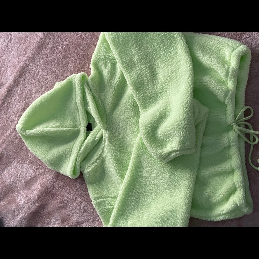 LONG SLEEVE FUZZY GREEN CROP TOP